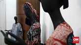 Awalnya Itang merancang adibusana, gaun malam dan busana siap pakai. Kini, ia punya lima label busana; Itang Yunasz (lini utama), Tatum (busana kerja), Marrakech (busana muslim untuk anak muda), Preview (busana muslim pria), Kamilaa (busana muslim perempuan) dan Allea (busana perempuan). (CNN Indonesia/Andry Novelino)