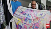 Itang dan timnya mulai menggodok koleksi busana setahun atau enam bulan sebelum dijual ke pasaran. Seperti baju bertemakan Asian Games 2018 ini siap diproduksi menyambut ajang multiolahraga itu. (CNN Indonesia/Andry Novelino)