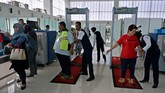 Terdapat 30 unit counter check in untuk mempercepat pelayanan kepada penumpang maskapai pada Terminal Baru Bandara Ahmad Yani. (ANTARA FOTO/R. Rekotomo/ama/18).