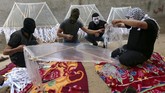 Tak ada korban dalam kebakaran akibat bara yang dibawa layang-layang yang diterbangkan warga Palestina melintasi perbatasan Israel. (REUTERS/Ibraheem Abu Mustafa)
