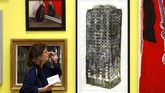 Demikian pula dengan karya Luke Wade yang berjudul ‘Five Grand’ dan merupakan representasi dari Grenfell Tower. (REUTERS/Peter Nicholls)