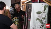 Dalam menggarap busana, Itang dibantu beberapa staf yang bakal mengeksekusi hasil rancangannya. Mulai dari menentukan warna, bahan, hingga menjahit. Iang bakal mengawasi langsung proses itu hingga busana siap dipasarkan ke masyarakat luas. (CNN Indonesia/Andry Novelino)