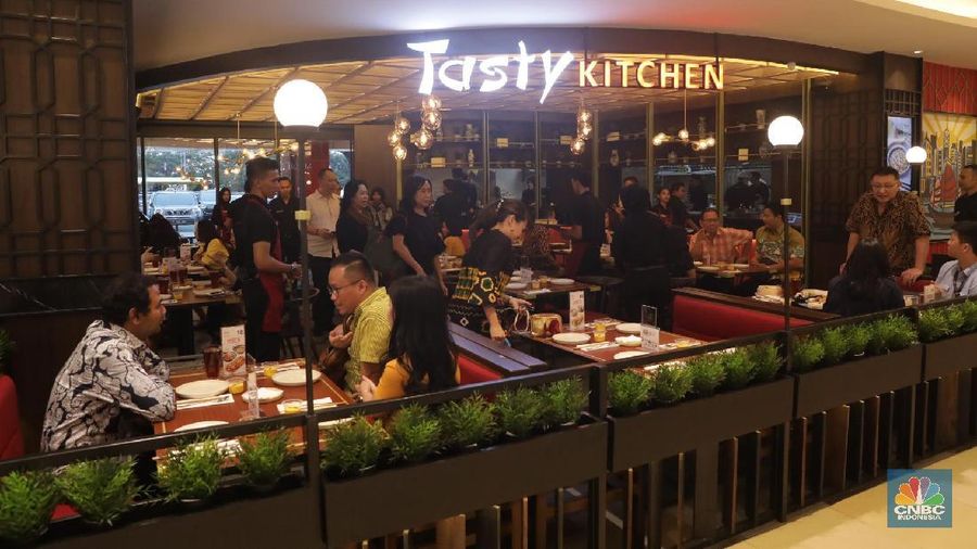 Tasty Kitchen merupakan restoran dengan konsep open kitchen.