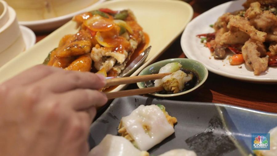 Bisnis kuliner di Jakarta memang sangat menyenangkan untuk dieksplorasi. Berbagai restoran baru terus bermunculan, menghadirkan opsi tempat makan yang tak ada habisnya bagi para penikmat makan di ibu kota. Tak hanya itu berbagai jenis makanan baru pun menjadi kegemaran tersendiri bagi penikmat makan.
ditengah berkembangnya bisnis kuliner, PT Trans Food & Beverage meluncurkan satu merk restoran terbaru yang semakin melengkapi variasi bisnis kuliner CT Corpora. TASTY Kitchen The Real Taste of Hong kong merupakan restaurant asian food dimana menu makanannya menggunakan resep khas hidangan Hong Kong. Ber-operasi mulai tanggal 7 Juni 2018, Transmart Cempaka Putih Jakarta menjadi Lokasi pilihan toko pertama TASTY Kitchen. TASTY Kitchen merupakan restoran dengan konsep open kitchen dimana konsep ini kerap dilakukan oleh restoran- restoran di Hong Kong, sehingga konsep ini diharapkan dapat menghadirkan pengalaman bersantap layaknya di Hong Kong
Hadir untuk masyarakat Jakarta yang gemar bersantap diluar rumah dengan suasana berbeda, berbagai menu khas yang dimasak langsung oleh Chef andalan kami dari Hong Kong yang berpengalaman puluhan tahun di berbagai restaurant di Hong Kong menjadi andalan TASTY kitchen, seperti Hong Kong dimsum dimana memiliki cita rasa yang berbeda dengan dimsum lainnya, congee, wonton noodle, ayam sechuan, dan berbagai menu lainnya. Untuk dapat memenuhi kebutuhan customer, TASTY Kitchen hadir dengan makanan dan minuman dengan kualitas lebih baik dan dengan harga yang terjangkau dengan kisaran harga mulai Rp. 9.000 hingga Rp. 50.000 an. (²©²ÊÍøÕ¾/Muhammad Sabki)