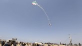 Belum ada respons dari militer Israel atas perintah Erdan, namun demonstran Palestina terus menerbangkan layang-layang berapi ke arah Israel dalam aksi protes menuntut hak kembali ke Tanah Air-nya, di perbatasan Israel-Gaza di Jalur Gaza. (REUTERS/Ibraheem Abu Mustafa)