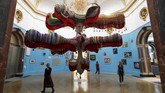 Karya Joana Vasconcelos yang berjudul ‘Royal Valkyrie,’ berbentuk seperti finger spinner raksasa dan digantung di langit-langit pun bisa disaksikan di sana. (REUTERS/Peter Nicholls)