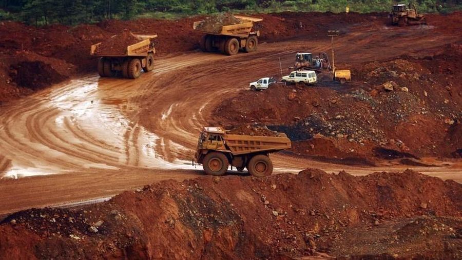 Trucks load raw nickel near Sorowako, Indonesia's Sulawesi island, January 8, 2014. REUTERS/Yusuf Ahmad