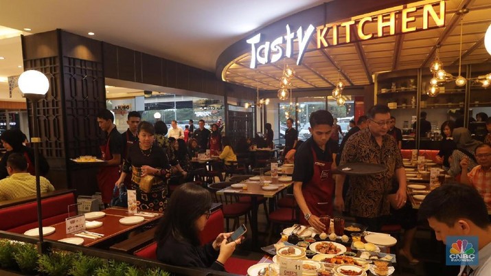 Bisnis kuliner di Jakarta memang sangat menyenangkan untuk dieksplorasi. Berbagai restoran baru terus bermunculan, menghadirkan opsi tempat makan yang tak ada habisnya bagi para penikmat makan di ibu kota. Tak hanya itu berbagai jenis makanan baru pun menjadi kegemaran tersendiri bagi penikmat makan. 
ditengah berkembangnya bisnis kuliner, PT Trans Food & Beverage meluncurkan satu merk restoran terbaru yang semakin melengkapi variasi bisnis kuliner CT Corpora. TASTY Kitchen The Real Taste of Hong kong merupakan restaurant asian food dimana menu makanannya menggunakan resep khas hidangan Hong Kong. Ber-operasi mulai tanggal 7 Juni 2018, Transmart Cempaka Putih Jakarta menjadi Lokasi pilihan toko pertama TASTY Kitchen. TASTY Kitchen merupakan restoran dengan konsep open kitchen dimana konsep ini kerap dilakukan oleh restoran- restoran di Hong Kong, sehingga konsep ini diharapkan dapat menghadirkan pengalaman bersantap layaknya di Hong Kong
Hadir untuk masyarakat Jakarta yang gemar bersantap diluar rumah dengan suasana berbeda, berbagai menu khas yang dimasak langsung oleh Chef andalan kami dari Hong Kong yang berpengalaman puluhan tahun di berbagai restaurant di Hong Kong menjadi andalan TASTY kitchen, seperti Hong Kong dimsum dimana memiliki cita rasa yang berbeda dengan dimsum lainnya, congee, wonton noodle, ayam sechuan, dan berbagai menu lainnya. Untuk dapat memenuhi kebutuhan customer, TASTY Kitchen hadir dengan makanan dan minuman dengan kualitas lebih baik dan dengan harga yang terjangkau dengan kisaran harga mulai Rp. 9.000 hingga Rp. 50.000 an. (CNBC Indonesia/Muhammad Sabki)