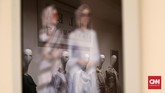 Itang mengaku tak memiliki butik. Rancangan Itang langsung dipasarkan di beberapa Departement Store, Tanah Abang dan beberapa rekan kerja, seperti Allea yang diedarkan melalui PT Selancar Mandiri. (CNN Indonesia/Andry Novelino)
