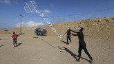 Menteri Keamanan Publik Gilad Erdan memerintahkan penembak jitu Israel harus membidik warga Palestina yang menerbangkan layang-layang berapi. (REUTERS/Ibraheem Abu Mustafa)