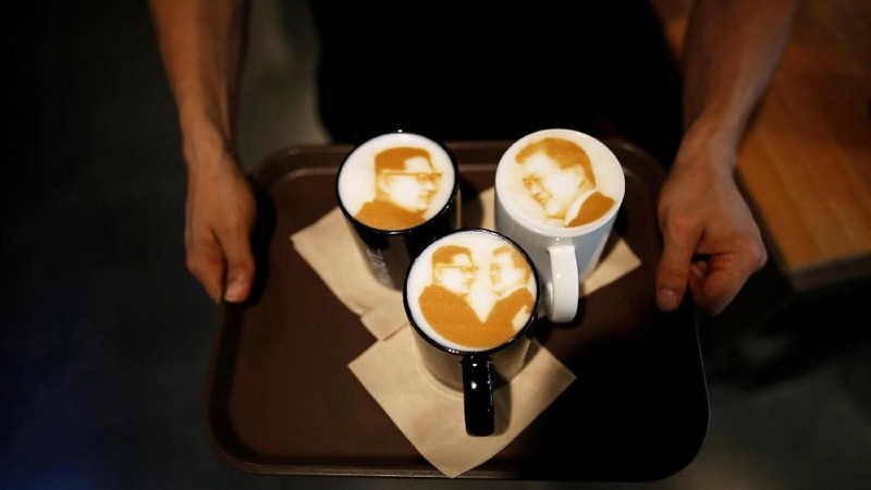 Wajah pemimpin Korea Utara, Kim Jong Un, dan Presiden Korea Selatan Moon Jae-in dijadikan gambar latte art sebuah kafe di Korea Selatan.