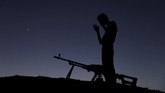 Seorang tentara Suriah di kota Dael yang kini sedang dikuasai pemberontak, menunaikan salat seusai sahur di bulan suci Ramadan. (Reuters/Alaa Al-Faqir).
