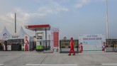 Pekerja melintas ditempat pengisian BBM di jalur Tol Fungsional Trans Jawa gate (pintu) Kertasari di Tegal, Jawa Tengah, Rabu (6/6). Guna menghindari kendaraan mogok akibat BBM habis pada saat arus mudik, Pertamina telah menyiapkan 25 kios BBM di Jalur Tol Fungsional. (ANTARA FOTO/Muhammad Adimaja).