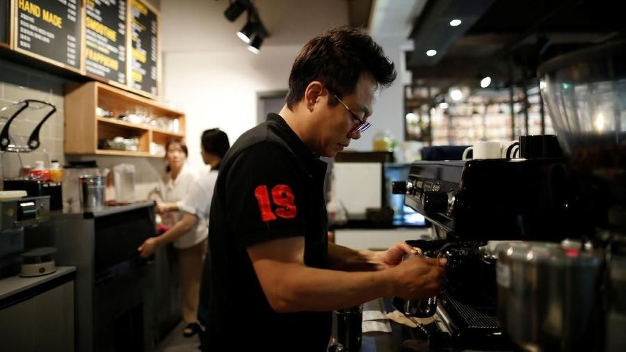 Wajah pemimpin Korea Utara, Kim Jong Un, dan Presiden Korea Selatan Moon Jae-in dijadikan gambar latte art sebuah kafe di Korea Selatan.