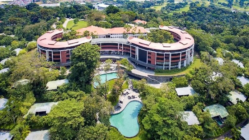 Hotel Capella tersembunyi di sudut Pulau Sentosa.