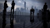 Garis langit kota Manhattan terlihat ketika orang-orang berkumpul di runway di peragaan busana pria koleksi musim semi dan musim panas Saint Laurent 2019 di taman patung Liberty di New Jersey, Amerika Serikat. (Reuters/Andrew Kelly)