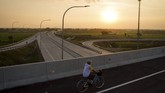 Pengguna sepeda melintas di Tol Trans Jawa di gate (pintu) Kertasari di Tegal, Jawa Tengah, Rabu (6/6). Pintu Kertasari di Tegal tersebut akan dibuka untuk jalur fungsional pada pukul 06.00 WIB hingga 17.00 WIB. (ANTARA FOTO/Muhammad Adimaja).