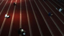 FOTO: Para Pencari Berkah Ramadan dan Lailatul Qadar