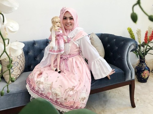 Ini Gaya Hijab Astrid Kuya Kembaran Sama Boneka Lolita, Mirip? Ini Gaya Hijab Astrid Kuya Kembaran Sama Boneka Lolita, Mirip?