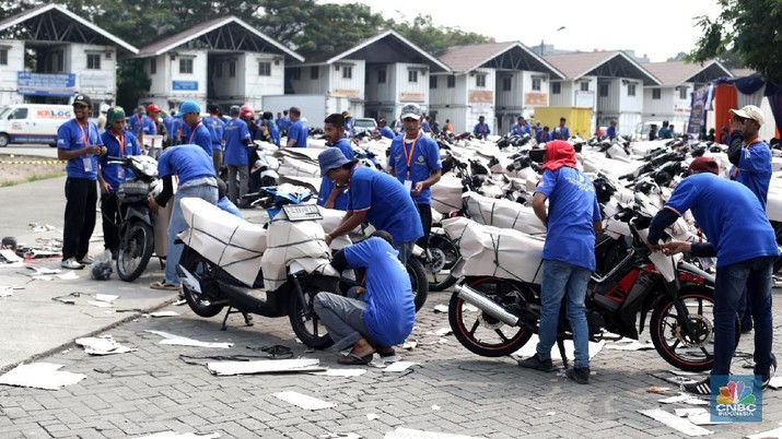 pengiriman moitor mudik Petugas merapihkan kendaraan motor yang akan dibawa keluar kota di Stasiun Barang Kampung Bandan, Jakarta Kamis (7/6). Kemenhub juga menggelar program pengiriman sepeda motor secara gratis untuk menurunkan angka kecelakaan pemudik yang menggunakan kendaraan roda dua. Persyaratan agar motor dapat dikirim secara gratis, pemudik harus menyiapkan data diri dan membawa KTP SIM, KK dan, STNK. Portrait pemudik, Diki 27 tahun sudah menggunakan jasa angkutan gratis dari Kemenhub. Menurut dia program ini sangat memudahkan warga untuk mudik. Ribuan motor tersebut akan dikirim besok pada 8 Juni 2018. (CNBC Indonesia/Muhammad Sabki)