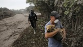 Tak kenal lelah, para petugas penyelamat terus menembus medan yang terjal demi menyelamatkan makhluk tak berdaya tersebut. (Reuters/Luis Echeverria)