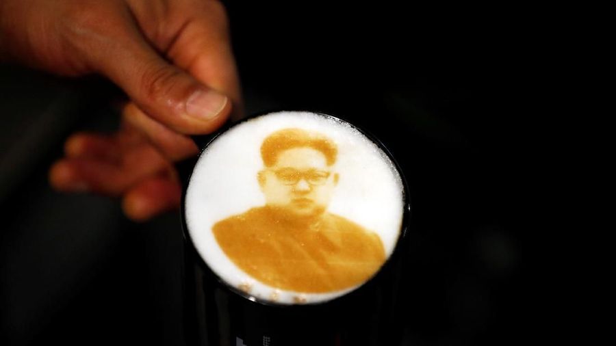 Wajah pemimpin Korea Utara, Kim Jong Un, dan Presiden Korea Selatan Moon Jae-in dijadikan gambar latte art sebuah kafe di Korea Selatan.