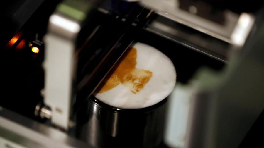 Wajah pemimpin Korea Utara, Kim Jong Un, dan Presiden Korea Selatan Moon Jae-in dijadikan gambar latte art sebuah kafe di Korea Selatan.
