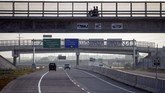 Pengendara melintas di overpass jalur Tol Solo-Sragan kawasan Karanganyar, Jawa Tengah, Rabu (6/6). Jalan Tol Solo-Ngawi segmen Kartasura-Sragen sepanjang 32,5 km dinyatakan lulus uji laik operasi dan siap dioperasionalkan untuk jalur tol fungsional. (ANTARA FOTO/Mohammad Ayudha).