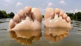 Jari-jari kaki seorang wanita yang sedang mengambang di danau Irensee di Uetze, dekat Hanover, Jerman bagian utara. (AFP/dpa/Hauke-Christian Dittrich)