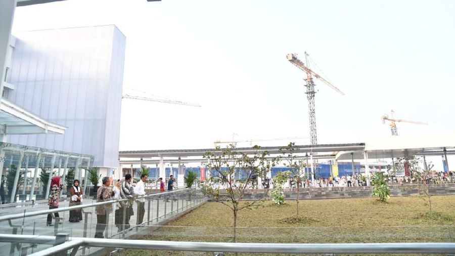 Bandara Internasional Ahmad Yani merupakan bandara terapung di atas air yang pertama di Indonesia.