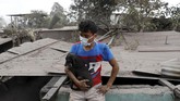 Sementara itu, Jonathan Castellanos hanya bisa meratapi rumahnya yang hancur, tapi ia bersyukur masih bisa menyelamatkan anjing peliharaannya. (Reuters/Carlos Jasso)