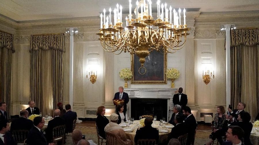 Buka puasa bersama itu melanjutkan tradisi yang sempat terhenti sejak era Presiden Bush.