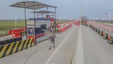 Pekerja menyelesaikan pembangunan gate (pintu) Kertasari dalam rangkaian Tol Trans Jawa di Tegal, Jawa Tengah, Rabu (6/6). Pintu Kertasari di Tegal tersebut akan dibuka untuk jalur fungsional bagi kendaraan dari Jakarta menuju Semarang pada arus mudik 2018. (ANTARA FOTO/Muhammad Adimaja).