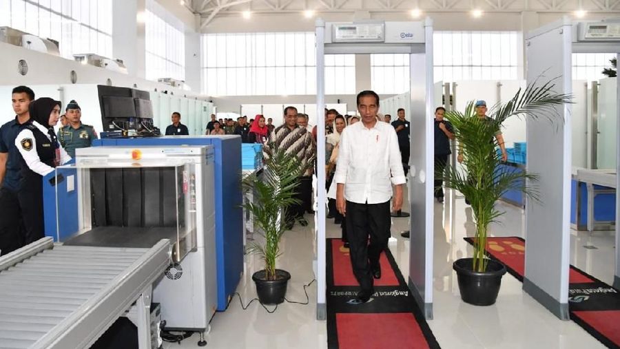 Bandara Internasional Ahmad Yani merupakan bandara terapung di atas air yang pertama di Indonesia.
