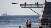 Seorang pria muda meloncat dari menara lompat di dermaga Titanic di Malmo, Swedia bagian utara. (TT News Agency/via Reuters)