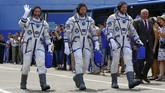 Tiga astronaut yang terdiri Serena Aunon-Chancellor (AS), Alexander Gerst (Jerman), dan Sergey Prokopyev (Rusia) bergegas melanjutkan misi jelajah luar angkasa dari Kazakhstan, Rabu (6/6) pukul 16.02 waktu setempat. (dok. REUTERS/Shamil Zhumatov)