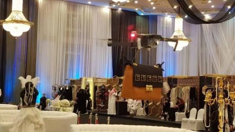 Banyak kritikan atas acara fashion show tersebut, salah satunya karena penonton lebih fokus pada dron ketimbang busana yang ditampilkan.