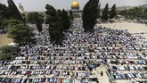 Pada pekan tersebut, diperkirakan sudah ada 200 ribu orang memadati kompleks tersebut pada saat salat Jumat. (Reuters/Ammar Awad)