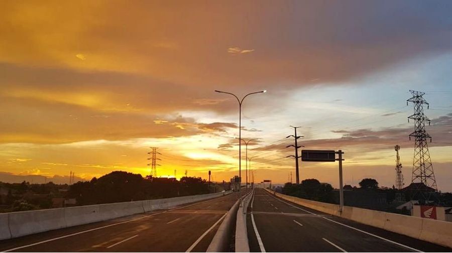 Bogor- Menteri Pekerjaan Umum dan Perumahan Rakyat (PUPR) Basuki Hadimuljono, Kamis (7/6/2018) meresmikan jalan tol Bogor Outer Ring Road (BORR) seksi IIB dari Kedung Badak ke Yasmin sepanjang ruas 2,65 kilometer. Menteri Basuki mengungkapkan, peresmian tol tersebut atas perintah Presiden Joko Widodo, yang pada saat yang bersamaan meresmikan terminal baru Bandara Ahmad Yani di Semarang. (Biro Komunikasi Publik Kementerian PUPR)
