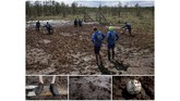 Permainan sepak bola di atas lapangan lumpur yang dimainkan penduduk Desa Pogi di wilayah Leningrad region, Rusia. (REUTERS/Anton Vaganov)