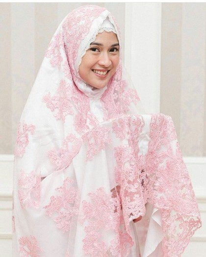 Opsi 7 Mukena Cantik dari Brand Dian Sastrowardoyo Hingga Nagita Slavina 2 Opsi 7 Mukena Cantik dari Brand Dian Sastrowardoyo Hingga Nagita Slavina 2