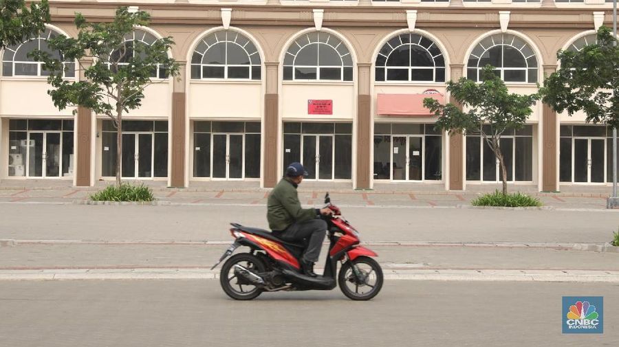 Suasana bangunan reklamasi Teluk Jakarta yang sudah disegel karena tak memiliki izin mendirikan bangunan (IMB) di Pulau D, hasil reklamasi di Teluk Jakarta, Jakarta Utara, Jumat (8/6). Menurut pantauan Cnbc Indonesia sehari setelah dilakukan penyegelan kondisi kawasan tersebut sepi, hanya ada petugas keamanan yang lalu lalang berjaga dan petugas kebersihan taman setempat. Total ada 932 bangunan yang disegel, terdiri atas 409 rumah, 212 rumah kantor (rukan), serta 313 unit rukan dan rumah tinggal.