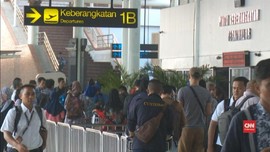VIDEO: Pemudik Mulai Padati Stasiun Senen dan Bandara Soetta