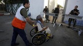 Israel pun memperketat keamanan di sekitar Al Aqsa dengan menerjunkan ratusan polisi dan membentangkan pembatas di jalur masuk Kota Tua Yerusalem. (Reuters/Mussa Qawasma)