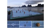 Anak-anak di kampung nelayan Ko Panyi, Provinsi Phang Nga, Thailand, tengah asyik bermain sepak bola di lapangan terapung. (REUTERS/Soe Zeya Tun)
