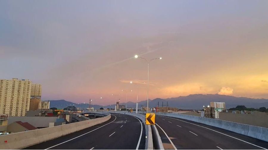 Bogor- Menteri Pekerjaan Umum dan Perumahan Rakyat (PUPR) Basuki Hadimuljono, Kamis (7/6/2018) meresmikan jalan tol Bogor Outer Ring Road (BORR) seksi IIB dari Kedung Badak ke Yasmin sepanjang ruas 2,65 kilometer. Menteri Basuki mengungkapkan, peresmian tol tersebut atas perintah Presiden Joko Widodo, yang pada saat yang bersamaan meresmikan terminal baru Bandara Ahmad Yani di Semarang. (Biro Komunikasi Publik Kementerian PUPR)