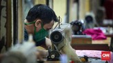 Penjahit mengejar tenggat waktu menyelesaikan pesanan. Biasanya, 3-4 hari menjelang Idul Fitri, mereka sudah mudik dan kios-kios di pasar Atom sudah tutup. (CNNIndonesia/Safir Makki)
