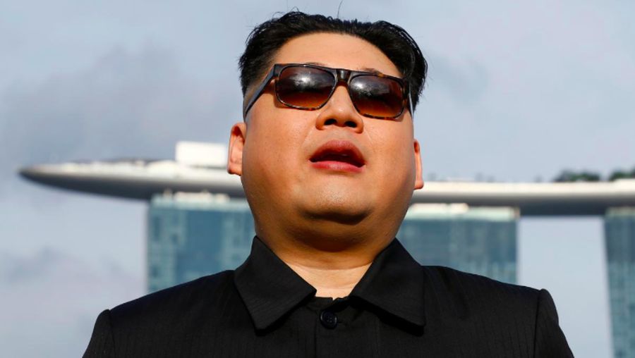 Pelawak asal Australia yang terkenal karena meniru pemimpin Korea Utara (Korut), Kim Jong Un, mengatakan dia sempat ditahan oleh otoritas Singapura.