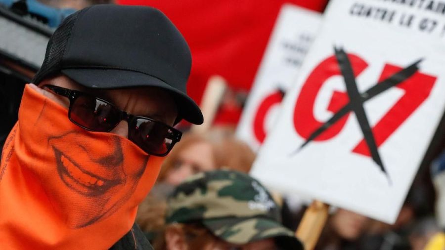 Sepanjang rute, para demonstran meneriakkan slogan-slogan anti-kapitalis