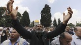 Tak hanya itu, Israel juga mengerahkan helikopter dan pesawat pemantau untuk mengawasi situasi di sekitar kompleks masjid. (Reuters/Ammar Awad)